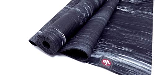 Manduka - Esterilla de yoga de goma natural con agarre húmedo de 3 mm de grosor y área de 24 x 68 pulgadas, biodegradable y sostenible, mantiene el agarre cuando está mojado, Negro