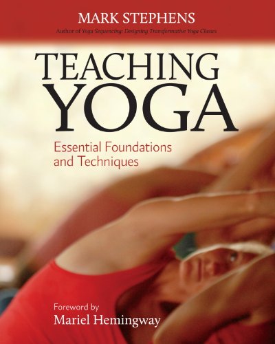 Teaching Yoga: Essential Foundations and Techniques (English Edition)